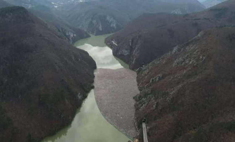 Plutajući otpad ponovo zatrpao Drinu u Višegradu
